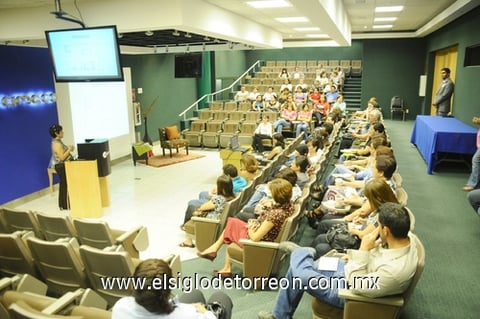15102011  disfrutó de la conferencia ofrecida por la licenciada en Diseño de Interiores, Olga Rodríguez.