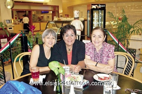 16102011  de la preparatoria Tita Izaguirre, María del Carmen Maqueo y Chacha Rodríguez, durante la visita de María del Carmen proveniente de Piedras Negras y colaboradora  de esta casa editora.