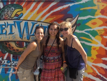 La lagunera Paola Limones captada con sus amigas Bobbi Annino y Ariella Dominguez en el festival celebrado este Agosto beerfest en la ciduad de Suwannee en Georgia. Fotografía enviada por Paola