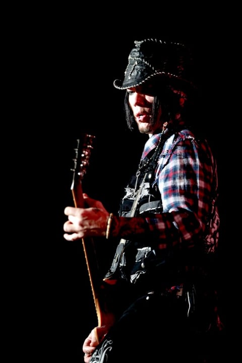 A pesar de los cambios en la agrupación, Axl y su compañeros, los guitarristas Ron 'Bumblefoot' Thal, DJ Ashba y Richard Fortus, el bajista Tommy Stinson, el baterista Frank Ferrer, así como los teclistas Dizzy Reed y Chris Pitman realizaron un recorrido por más de 20 canciones que dejaron a sus fans enloquecidos con cada uno de ellos.