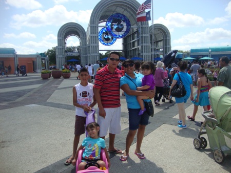 En San Antonio Tx,  familia Rodríguez de la Cruz en Sea World. Fotografía enviada por Judith de la Cruz Reyes.