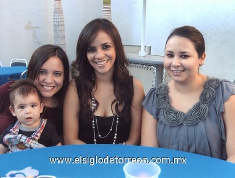 21102011  González, Priscila Velázquez y Leslie Solís.