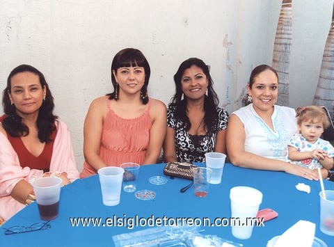21102011  Torres, Karla Guerrero, Vicky Cedillo, Paty Briseño y una pequeña en brazos.