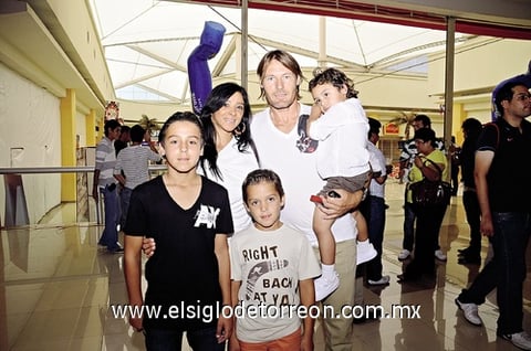 Alejandra de Benedetich y Néstor Benedetich con sus hijos Brian, Matías y Tomás.