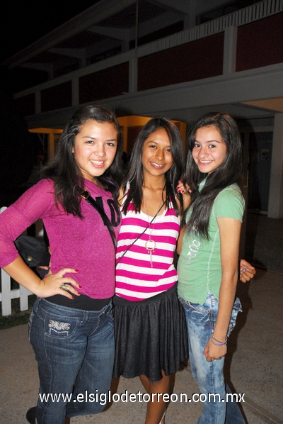 25102011  Reyes, Anahí Rodríguez y Maryam Jaidar.