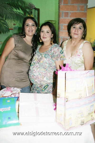 25102011 Flores junto a la organizadora de su festejo, Luz Evelia Flores Ramos.