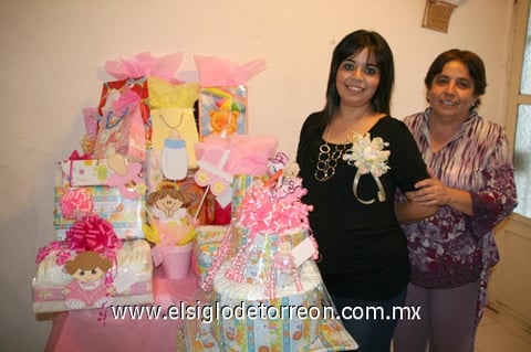 25102011 Sánchez Medina y Rocío Ramírez Medina organizaron un festejo de canastilla para Silvia Zulema Valdez Sánchez.