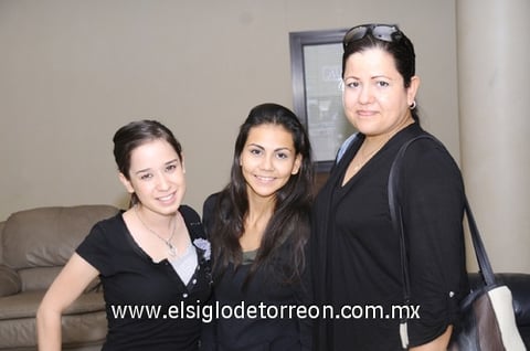25102011  Sabag, Vania Padilla y Gabriela Aguilera.