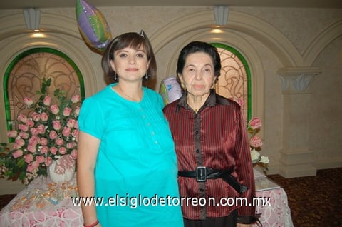 30102011 Ríos en compañía de su mamá Chelo de Ríos, organizadora del evento.