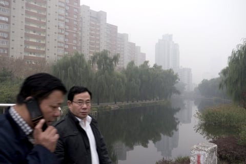 Pekín es una ciudad rodeada por colinas en tres de sus fronteras. Si no hay viento, los gases contaminantes no se mueven.
