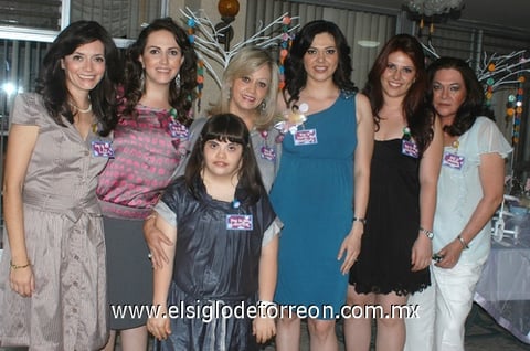 04112011  Arriola de Dabdoub acompañada de amigas y familiares en su fiesta de canastilla