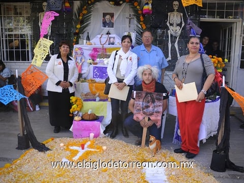 04112011 preparatoria Alicia Fierro de Méndez, realizó un altar de muertos en honor a don Miguel Hidalgo I. Costilla, algunos de los participantes: Imelda Muñoz Reyes, Guadalupe Mayela Martínez, Jesús Simental Rodríguez y Ana Cecilia Arreola Castañeda.