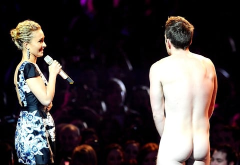 Un hombre desnudo subió al escenario mientras Hayden Panettiere hacía una presentación.