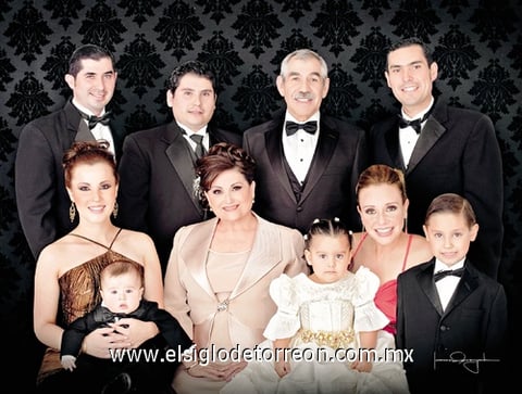06112011 J. Aceves Gallardo y Sra. Margarita Coronado de Aceves festejaron sus Bodas de Coral con motivo de su 35 aniversario de feliz matrimonio acompañados por sus hijos: J. Francisco Aceves Coronado y Tania Leyva de Aceves; Jesús Aceves Coronado y Cristina Gallardo de Aceves, César Aceves Coronado; y sus nietos Francisco Javier Aceves Gallardo, Ana Victoria Aceves Gallardo y José Pablo Aceves Leyva.- Estudio Laura Grageda