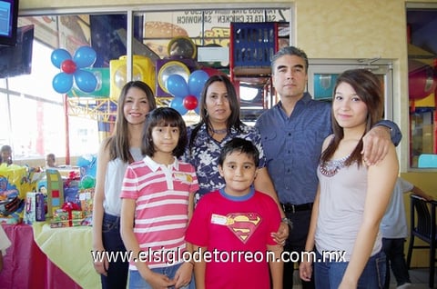 06112011 Lara Ríos en su fiesta de octavo cumpleaños junto a sus papás Rafael Lara y Verónica Ríos de Lara, así como de sus hermanas Karla, Gabi y Fernanda.