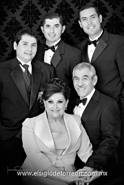 06112011  J. Aceves Gallardo y Sra. Margarita Coronado de Aceves al lado de sus hijos  J. Francisco, Jesús y César Aveces Coronado, el día de su aniversario matrimonial.- Aldaba & Diane Fotografía
