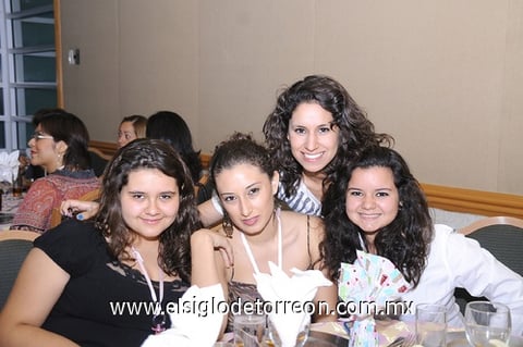 08112011 , Melissa, Giovana y Kimberly Márquez.