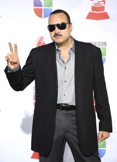 El cantante mexicano Pepe Aguilar apoyo a Shakira en los Latin Grammy .