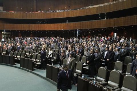 El pleno de la Cámara de Diputados guardó un minuto de silencio en memoria del secretario de Gobernación, Francisco Blake Mora, y del subsecretario, Felipe Zamora, y demás funcionarios que fallecieron en el accidente aéreo.