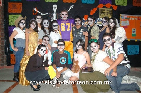 09112011  que participaron en la realización del altar de muertos del plantel.