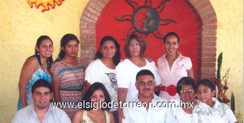 09112011 Valadez de Serrato en compañía de familiares en el festejo organizado en su honor con motivo de su jubilación del IMSS 51.