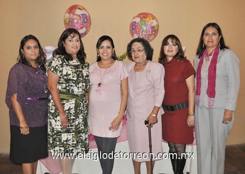11112011 Mendoza de Padilla rodeada de un grupo de amistades en su fiesta de canastilla.