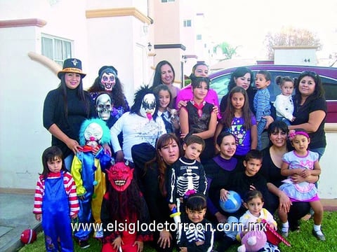13112011  de la Secundaria ETI 1 reunidas junto a sus hijos para festejar el Día de Brujas.