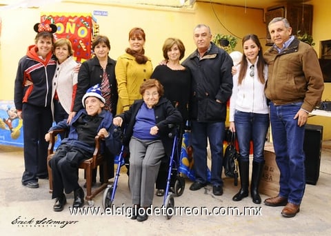 13112011  acompañado de sus familiares durante su festejo.- Fotografías Érick Sotomayor