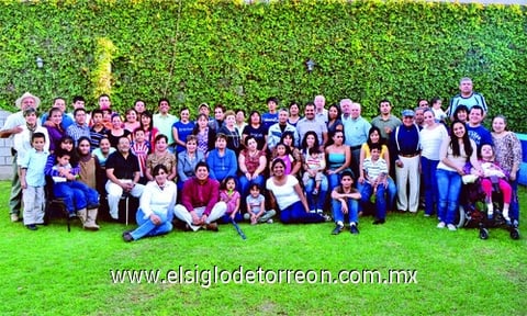 13112011 Reyes Rodríguez celebró con alegre reunión 20 años de trabajo, por lo que fue acompañado de amigos y familiares.