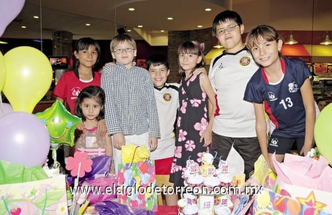 14112011  Karen Gómez Palomo acompañada de algunos de sus invitados a su festejo de cumpleaños.