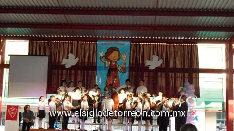 14112011 del colegio Glesson durante su participación.