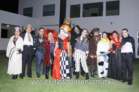 04112011 Los médicos del Hospital Ángeles disfrutaron divertido festejo de Halloween.  Jorge y Vero Cantú.  Debora Lochala y Javier de la Torre.