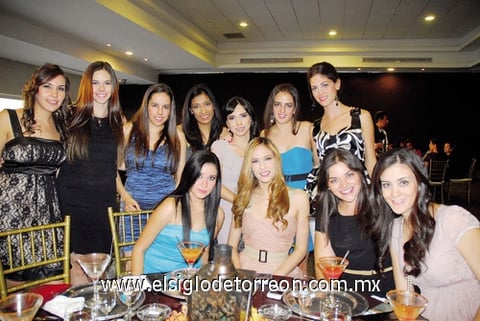 04112011 Esther Alicia Babun Dorantes contraerá nupcias con Abraham Iza Aguirre.  Esther Babun rodeada de un grupo de amigas asistentes a su festejo prenupcial.  Esther Alicia  Babun Dorantes  Contraerá nupcias con Abraham Iza Aguirre La festejada en compañía de su futura suegra, María Elena y su mamá Teraly, organizadora de la despedida de soltera.  Dani Ramos y Sofía Quintanar.
