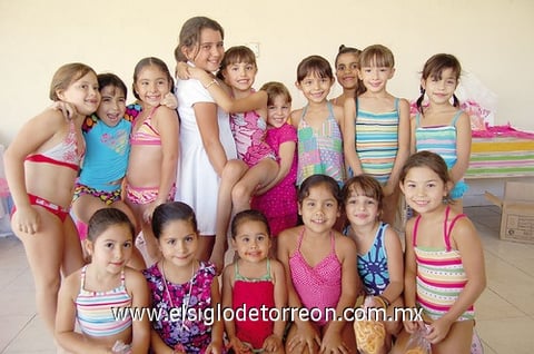 04112011 Marlita junto a sus papás Armando y Marla.  ¡Felicidades Marlita! Recibió divertida albercada en su honor   Valeria y Carla de Martínez.  Marlita rodeada de sus compañeras de colegio.  Olga y Zambra.