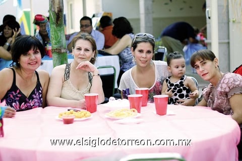 04112011 Joaquín Alberto y María Monserrat Mesta Becerra. Monserrat y Joaquín  son festejados con divertida piñata Mercedes Pérez, Irene Martínez, Griselda García, una bebita y Gaby Becerra. Cynthia Robles de Galán, Francisco Galán  y Mateo Galán Robles.