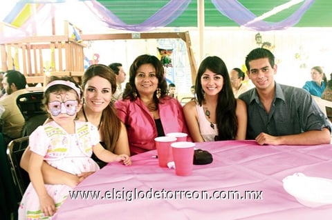 04112011 Renata Martínez, Bárbara Martínez y Paulina Monárrez. Verónica Zarzar, Verónica Díaz, Verónica Reyes, Ariadnne Díaz y Rafa Díaz.
