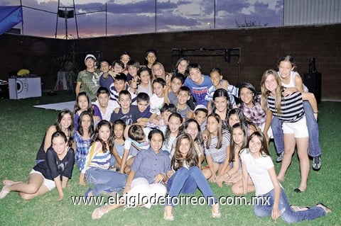 04112011 
Alegre festejo de cumpleaños recibieron Raúl Santoyo y Mari Jose Ojeda, quienes fueron acompañados por un numeroso grupo de amigos, con quienes pasaron grandes momentos de diversión.