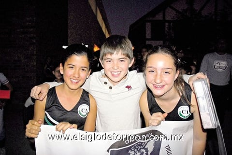 Disfrutaron en grande de sana competencia los pequeños Lorena, Alfredo y Tuti.