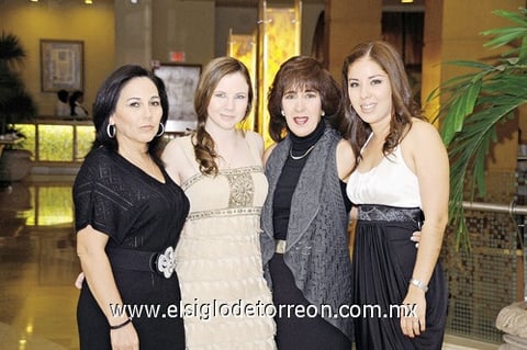 Patricia Ramírez, Celia Saracho Pérez y Mari Carmen Alatorre, anfitrionas de la recepción de Daniela Tamez.