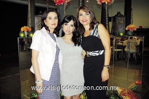La festejada en compañía de su futura suegra, María Elena y su mamá Teraly, organizadora de la despedida de soltera.