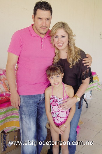 Marlita junto a sus papás Armando y Marla.