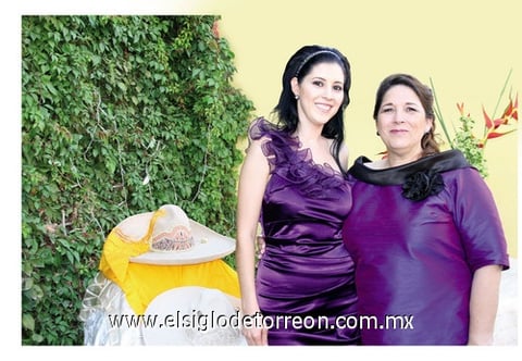María Ángeles Carreño junto a la organizadora de su festejoprenupcial, su futura suegra Mónica Cueto de Félix.