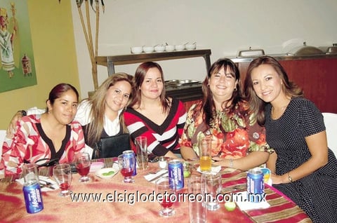 15112011 , Tania, un pequeñito, Ely y María.