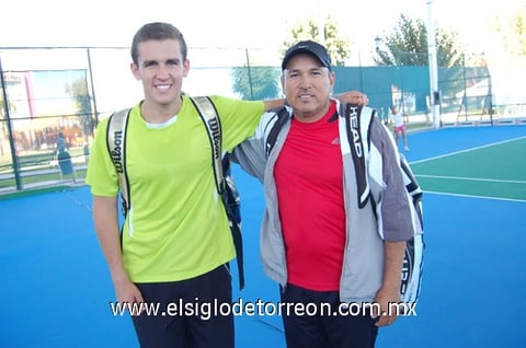 17112011 Garza, Carlos Román, Alejandra Villarreal y Alejandro Sosa.