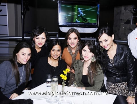 17112011 Romo, Rocío Aguilar, Moiky Fong, Pamela Llorens, Alina Murra y Dayis Anaya.