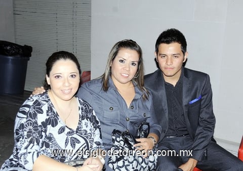 18112011  Luna, Lore Romero y Alejandro Vizcarra.