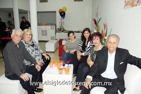 18112011 y Bertha Batarse, Sarah y Brenda Ruenes, Perla y Jacobo Batarse.