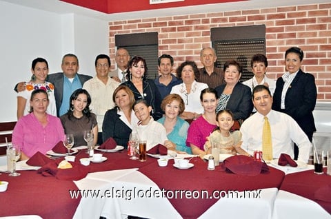 18112011  Martínez Abundis festejando sus 28 años de servicio profesional.