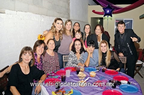 18112011  R. de la Torre el día de su cumpleaños rodeada de unnumeroso grupo de amigas y del ambientador del festejo.