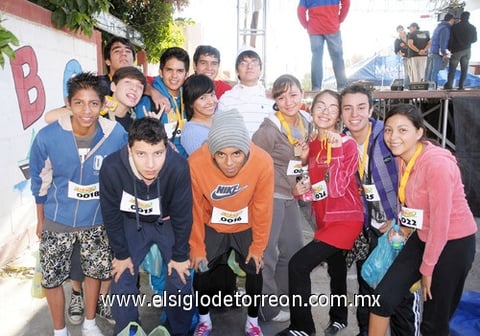 18112011  por correr por la paz, posaron para la lente de El Siglo.